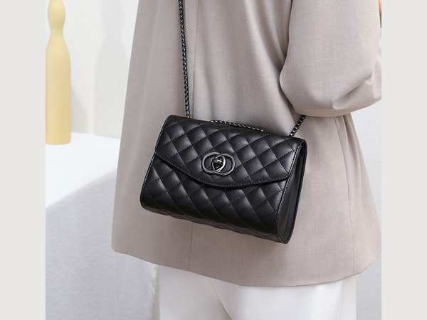 کیف دوشی زنانه چرمی Women's bag new style 2023 genuine leather 8882 مشکی برند متفرقه - تصویر 4