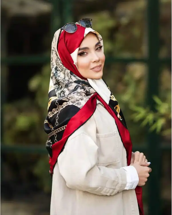 روسری زنانه ابریشمی دست دوز مشکی زرشکی GIDO مدل هرمس