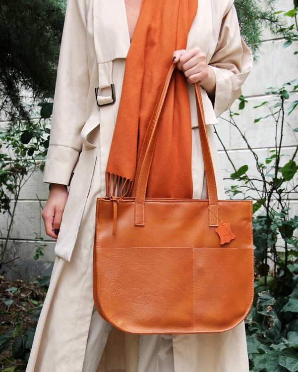 کیف چرم زنانه دستی بیسراک مدل DWom 201 قهوه ای