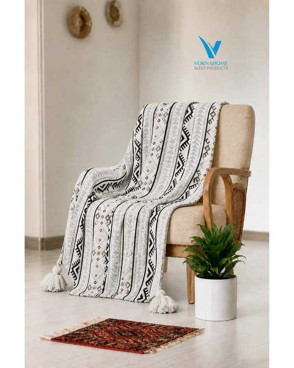 شال مبل سایز 180×140 مشکی ورنا هوم Vornahome طرح گلیم