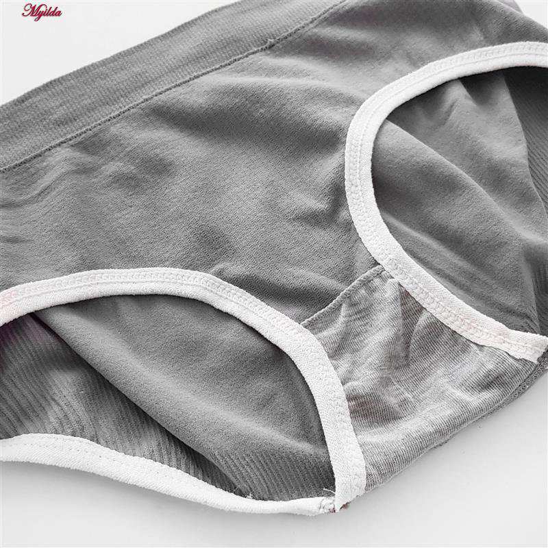 ست نیم تنه و شورت ورزشی زنانه خاکستری روشن مدل 4620 ماییلدا