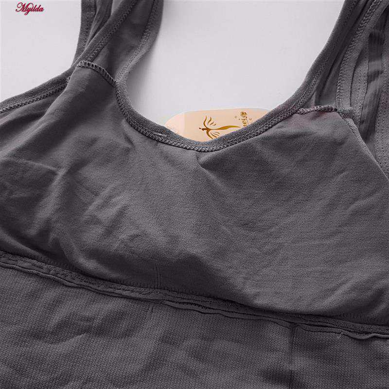 ست نیم تنه و شورت ورزشی زنانه خاکستری تیره مدل 4620 ماییلدا