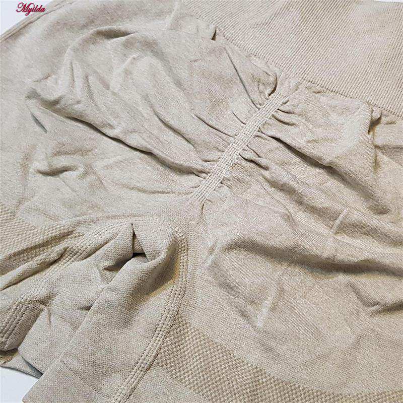 ست نیم تنه و شلوارک ورزشی زنانه مدل سیملس پشت چین دار کرم کد 5172 ماییلدا