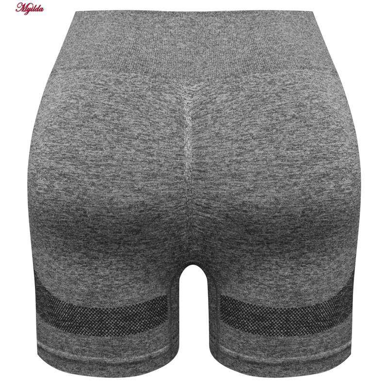 ست نیم تنه و شلوارک ورزشی زنانه ماییلدا مدل سیملس پشت چین دار پددار کد 5172 رنگ طوسی