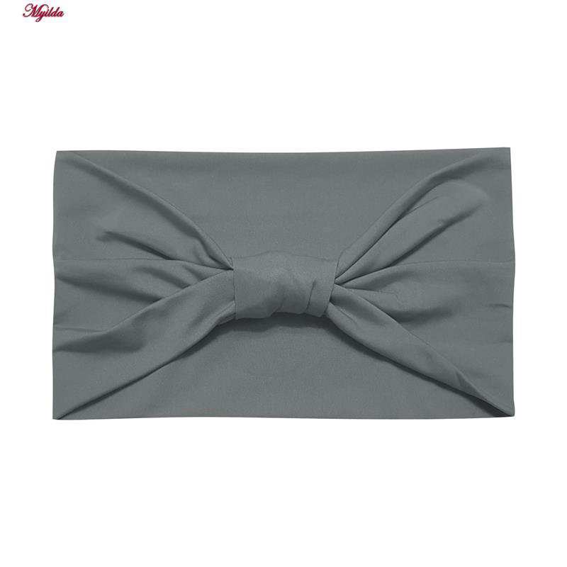 ست تاپ و شلوارک ورزشی زنانه رنگ طوسی به همراه هدبند مدل 5215-746P-1 ماییلدا