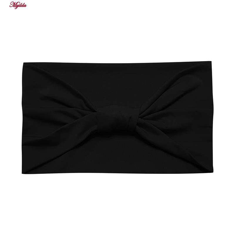 ست تاپ و شلوارک ورزشی زنانه رنگ مشکی به همراه هدبند مدل 5215-746P ماییلدا