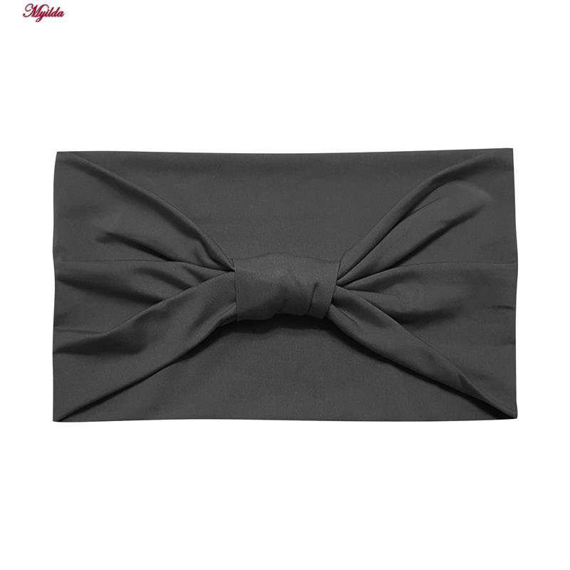 ست تاپ و شلوارک ورزشی زنانه رنگ طوسی به همراه هدبند مدل 5215-746P ماییلدا