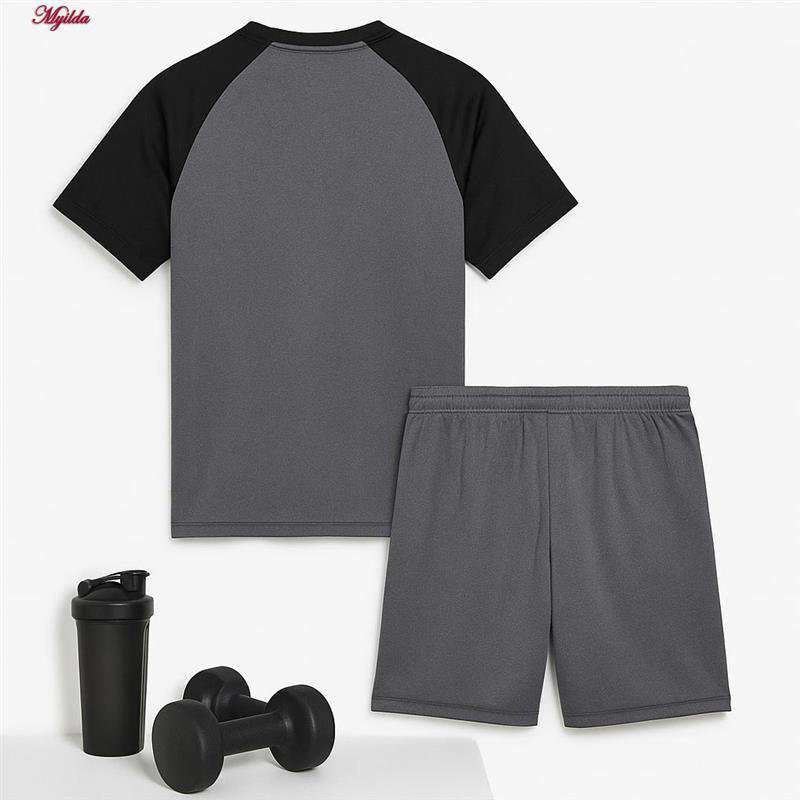 ست تی شرت آستین کوتاه و شلوارک ورزشی مردانه رنگ طوسی مدل 5374-806 ماییلدا