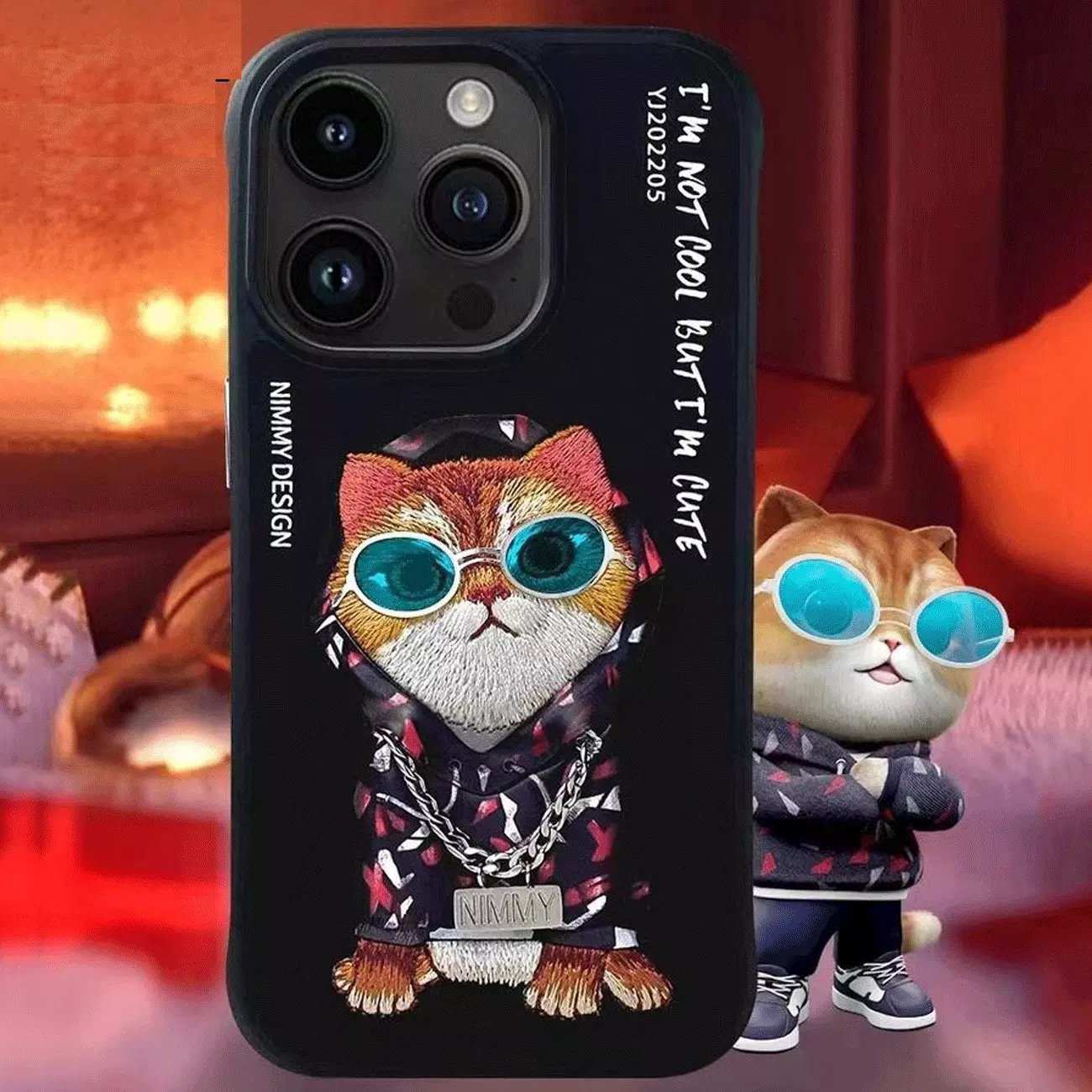 قاب محافظ گوشی آیفون 15 پرومکس طرح گربه با عینک و زنجیر واقعی و خز گلدوزی شده نیمی YJ202205
