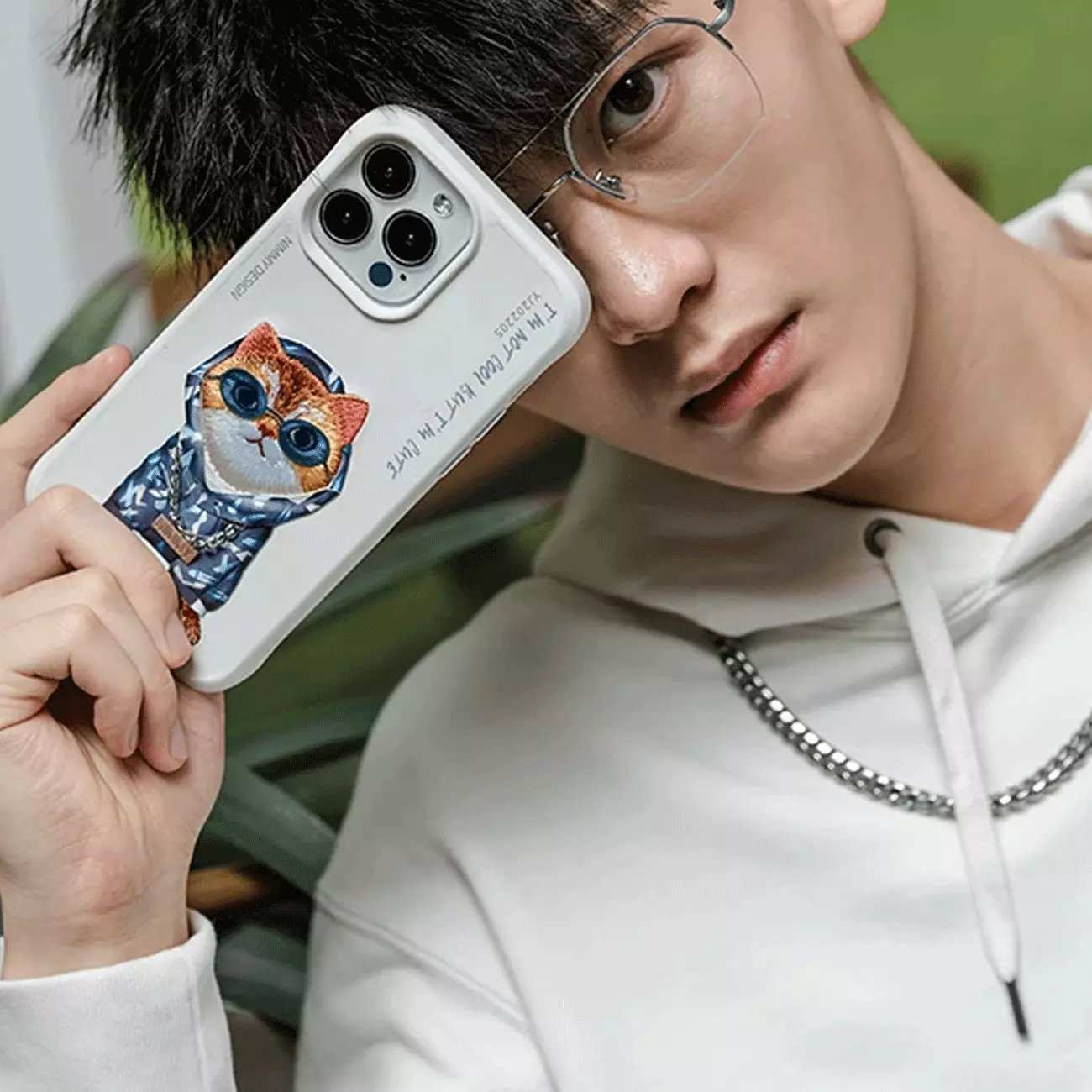 قاب محافظ گوشی آیفون 15 پرومکس طرح گربه با عینک و زنجیر واقعی و خز گلدوزی شده نیمی YJ202205