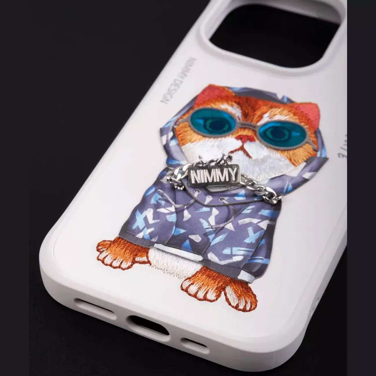 قاب محافظ گوشی آیفون 15 پرومکس طرح گربه با عینک و زنجیر واقعی و خز گلدوزی شده نیمی YJ202205
