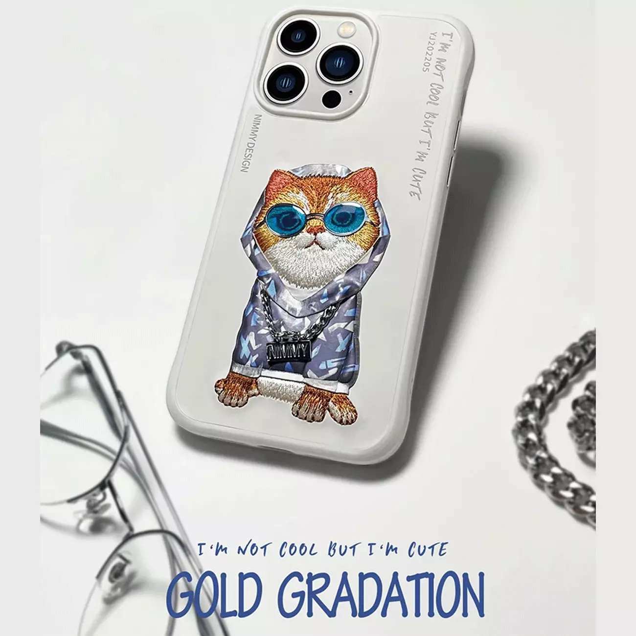 قاب محافظ گوشی آیفون 15 پرومکس طرح گربه با عینک و زنجیر واقعی و خز گلدوزی شده نیمی YJ202205