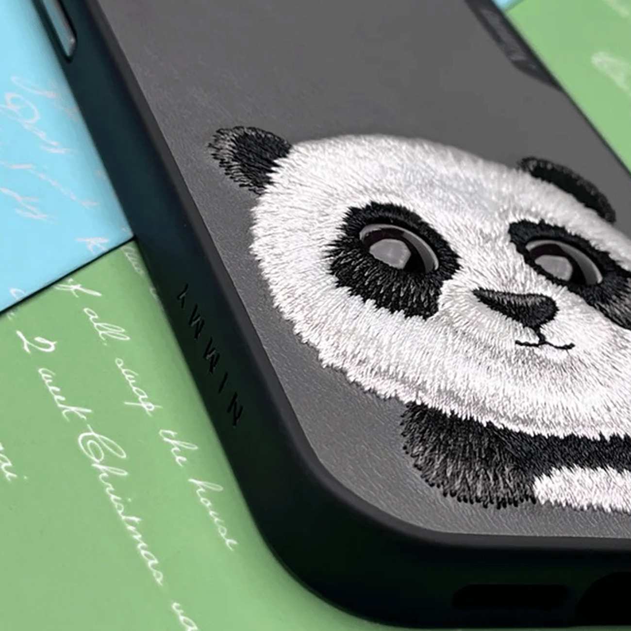 قاب محافظ گوشی آیفون 16 طرح پاندا نیمی گلدوزی شده