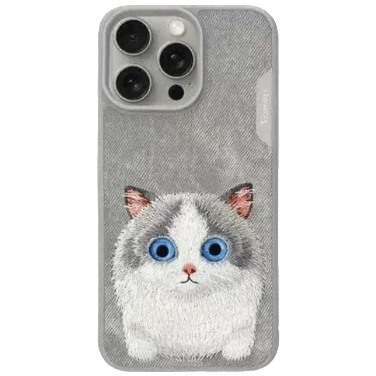 قاب محافظ گوشی آیفون 15 طرح گربه ملوس با چشم متحرک نیمی