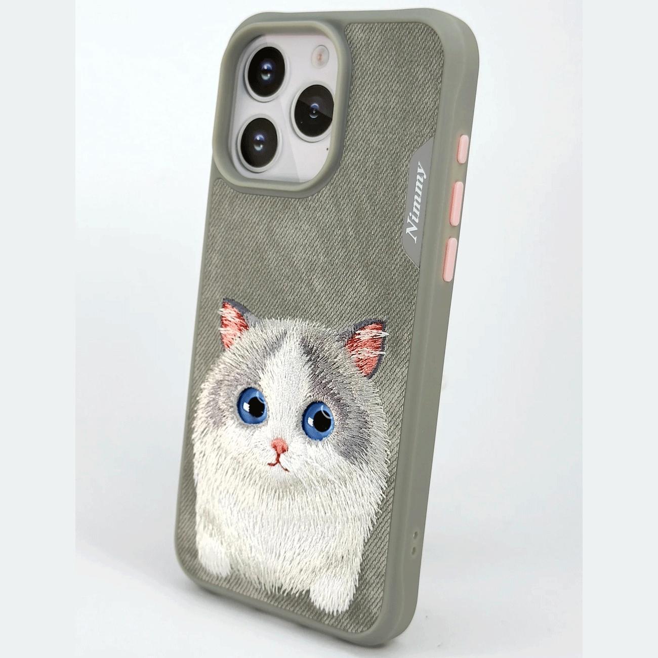 قاب محافظ گوشی آیفون 15 طرح گربه ملوس با چشم متحرک نیمی