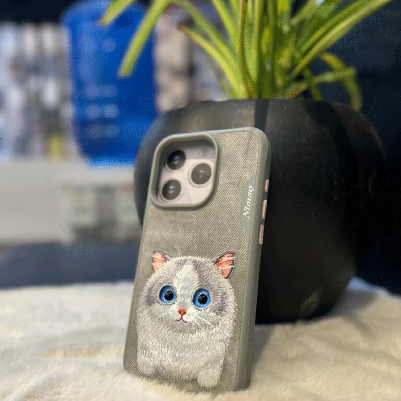 قاب محافظ گوشی آیفون 15 طرح گربه ملوس با چشم متحرک نیمی