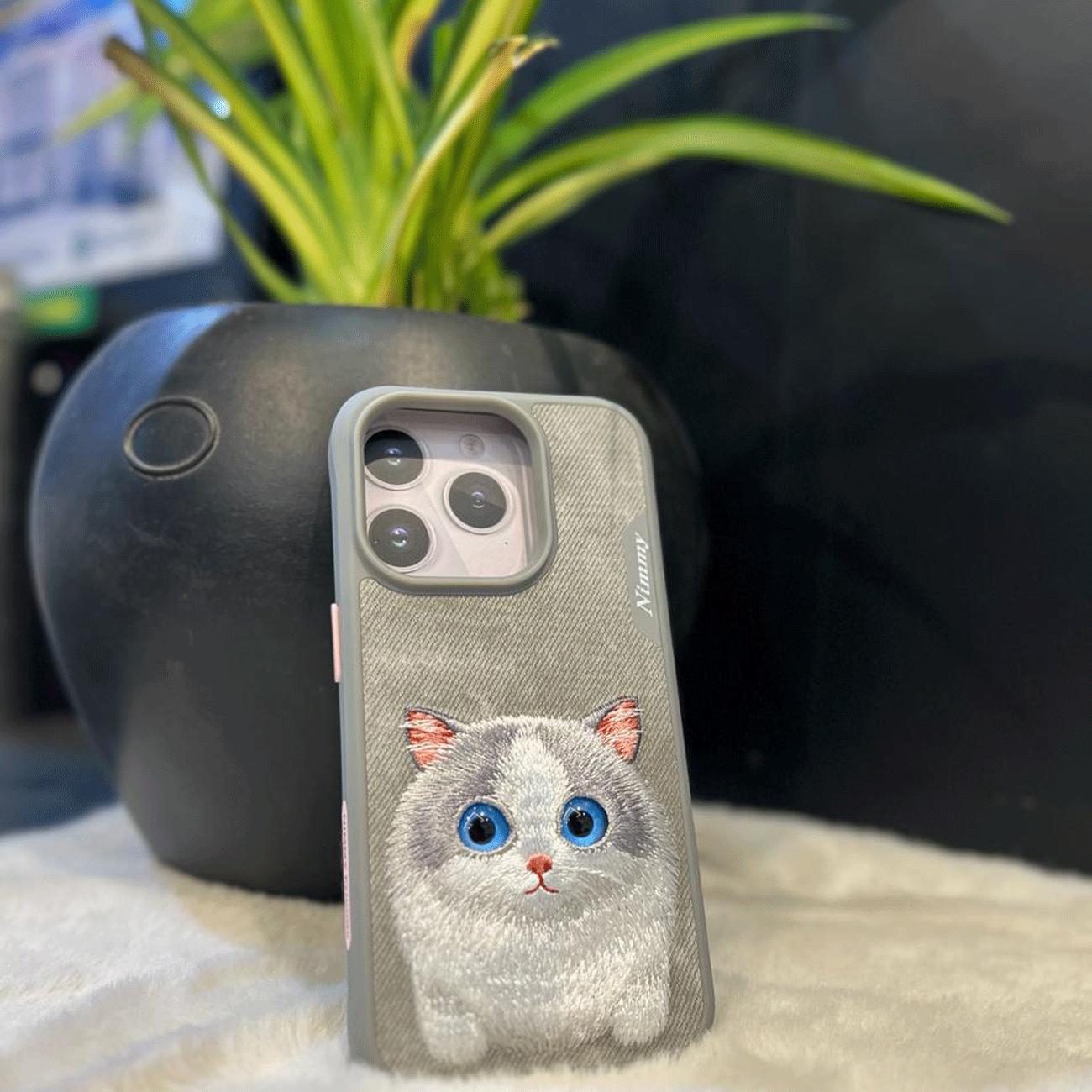 قاب محافظ گوشی آیفون 15 طرح گربه ملوس با چشم متحرک نیمی