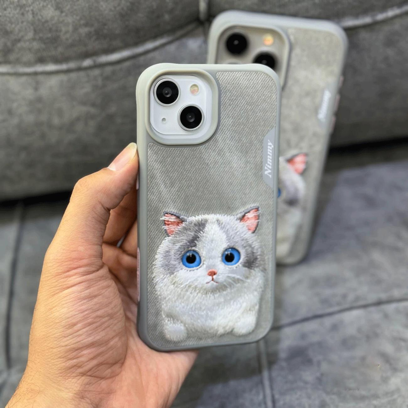 قاب محافظ گوشی آیفون 15 طرح گربه ملوس با چشم متحرک نیمی