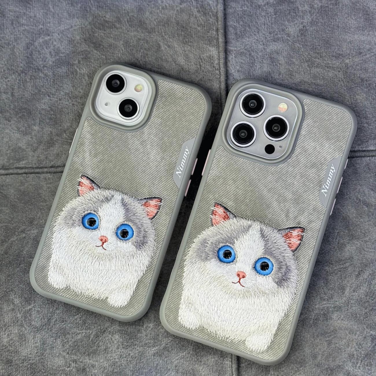 قاب محافظ گوشی آیفون 15 طرح گربه ملوس با چشم متحرک نیمی