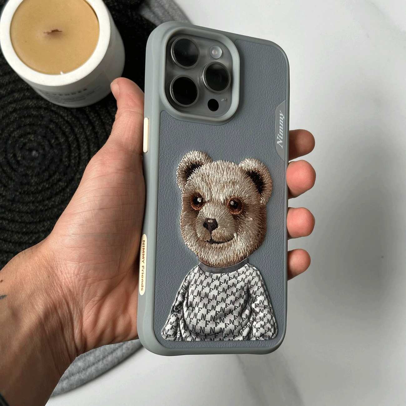 قاب محافظ گوشی آیفون 15 طرح خرس نیمی با موی واقعی