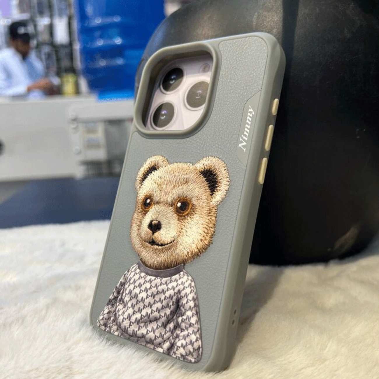 قاب محافظ گوشی آیفون 15 طرح خرس نیمی با موی واقعی