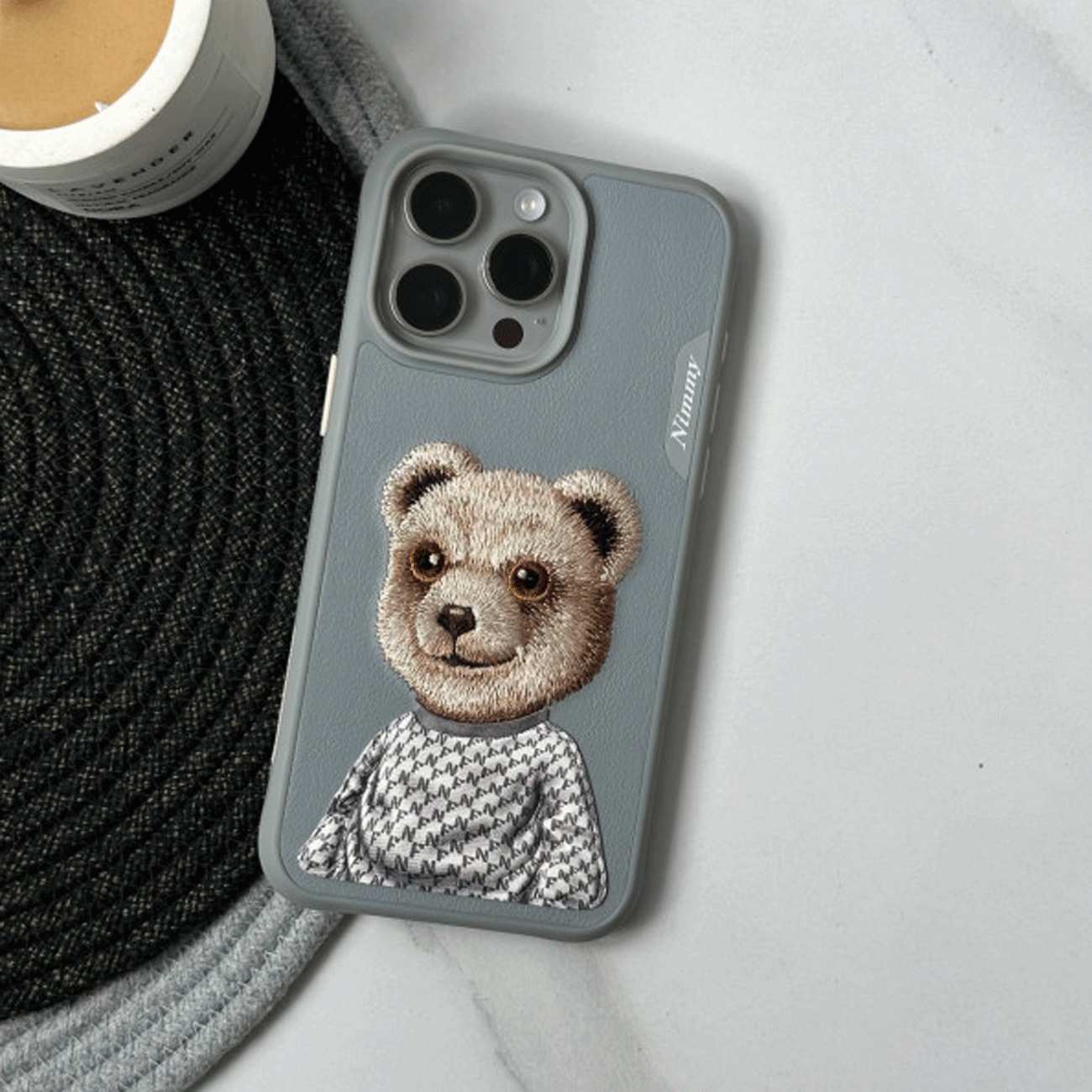 قاب محافظ گوشی آیفون 15 طرح خرس نیمی با موی واقعی