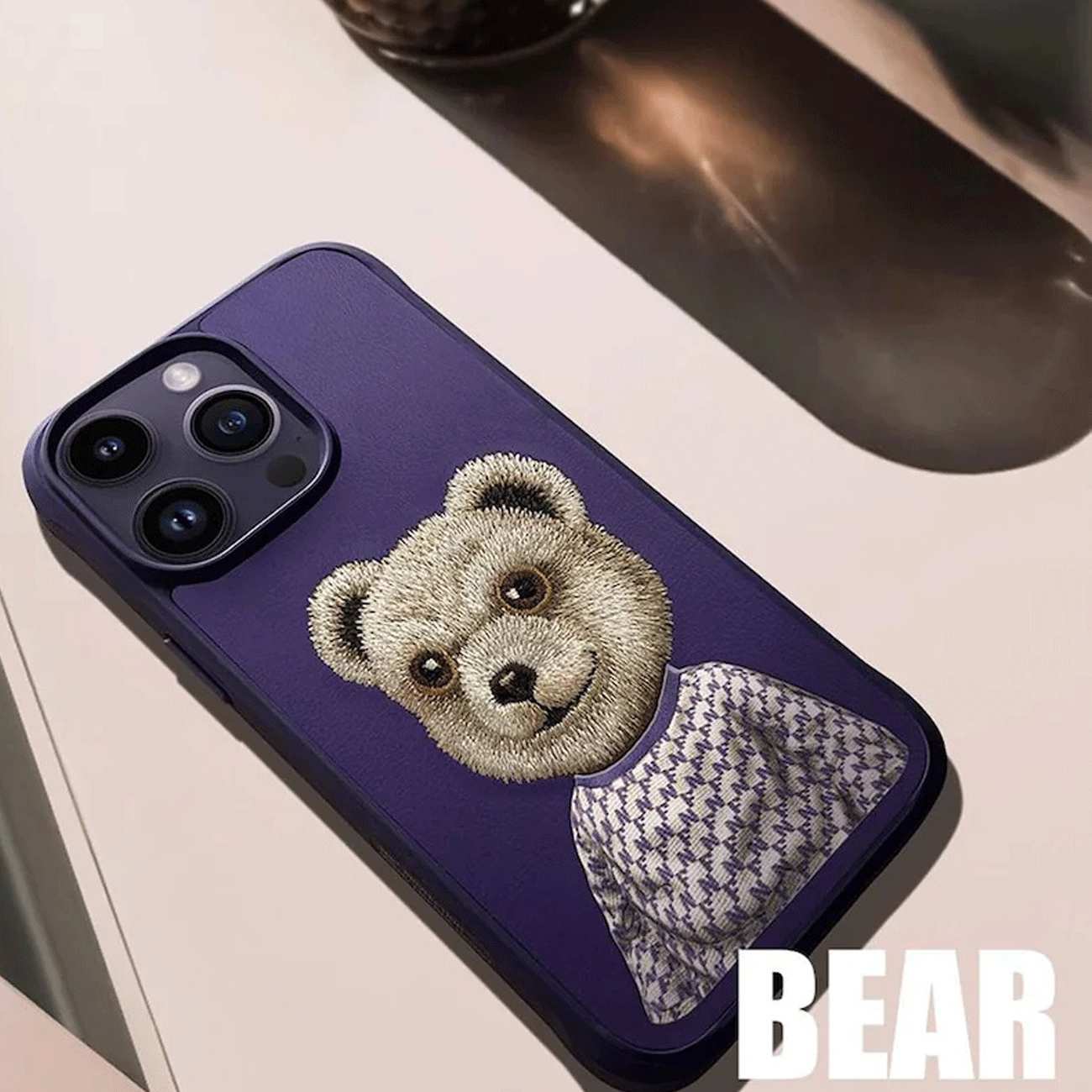 قاب محافظ گوشی آیفون 15 طرح خرس نیمی با موی واقعی