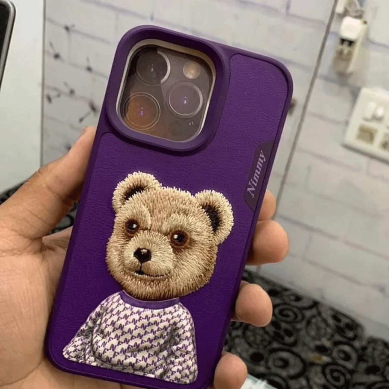 قاب محافظ گوشی آیفون 15 طرح خرس نیمی با موی واقعی