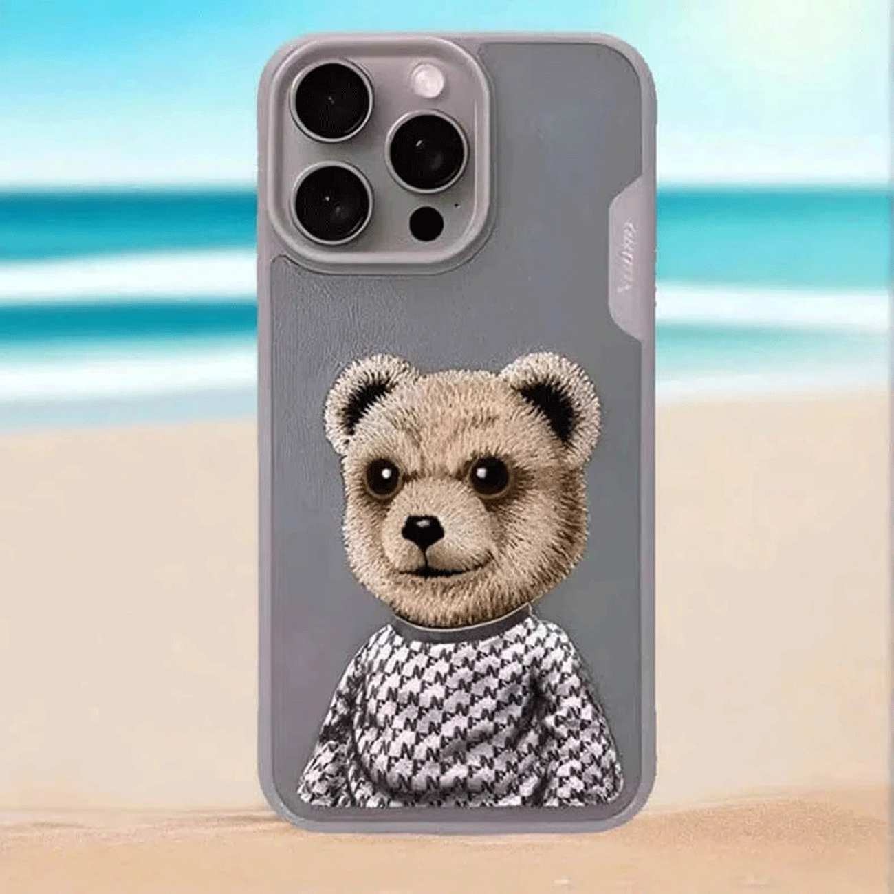 قاب محافظ گوشی آیفون 15 طرح خرس نیمی با موی واقعی