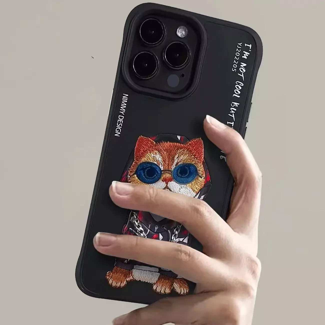 قاب محافظ گوشی آیفون 15 طرح گربه با عینک و زنجیر واقعی و خز گلدوزیشده نیمی YJ202205