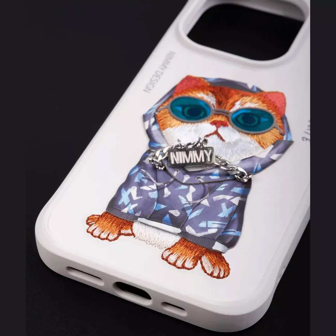 قاب محافظ گوشی آیفون 15 طرح گربه با عینک و زنجیر واقعی و خز گلدوزیشده نیمی YJ202205