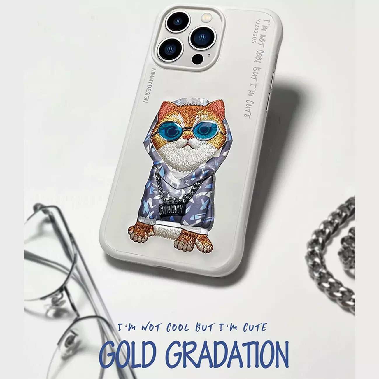 قاب محافظ گوشی آیفون 15 طرح گربه با عینک و زنجیر واقعی و خز گلدوزیشده نیمی YJ202205