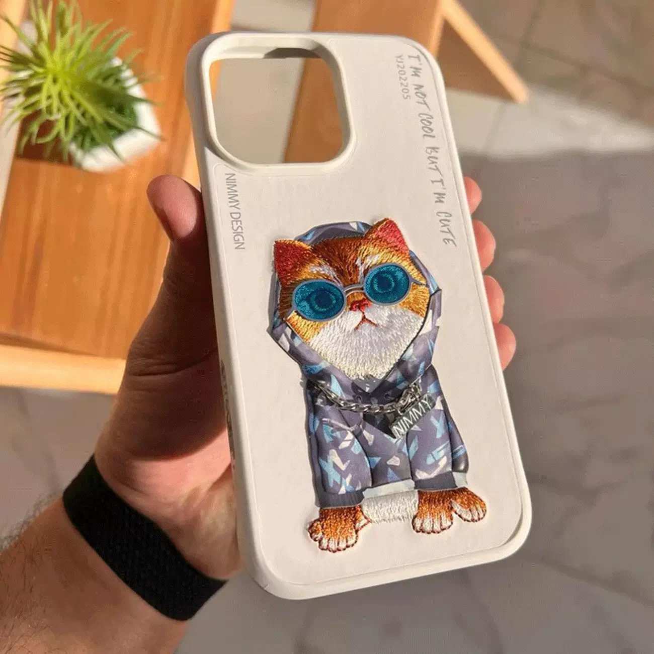 قاب محافظ گوشی آیفون 15 طرح گربه با عینک و زنجیر واقعی و خز گلدوزیشده نیمی YJ202205