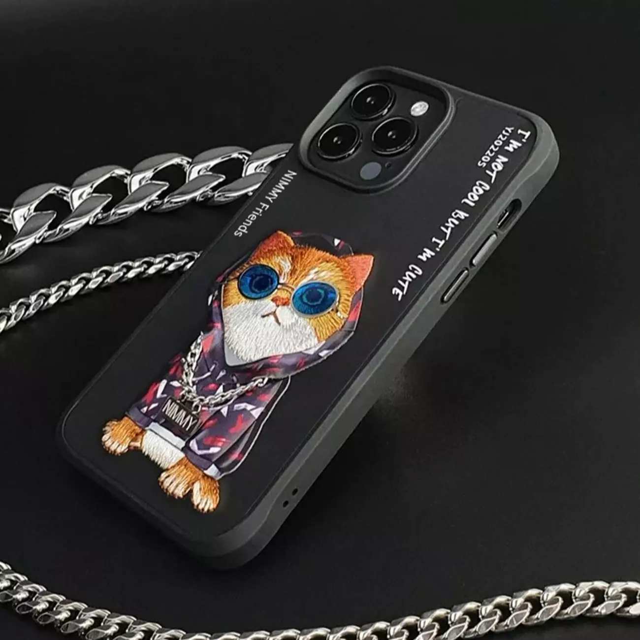 قاب محافظ گوشی آیفون 15 طرح گربه با عینک و زنجیر واقعی و خز گلدوزیشده نیمی YJ202205