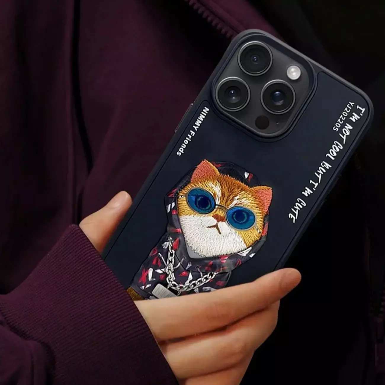 قاب محافظ گوشی آیفون 15 طرح گربه با عینک و زنجیر واقعی و خز گلدوزیشده نیمی YJ202205