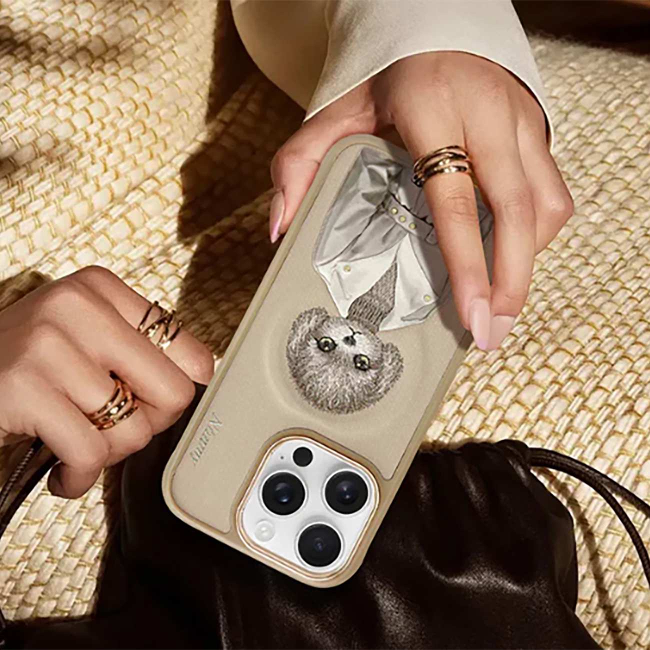 قاب مغناطیسی گوشی آیفون 16 طرح سگ گلدوزی شده نیمی