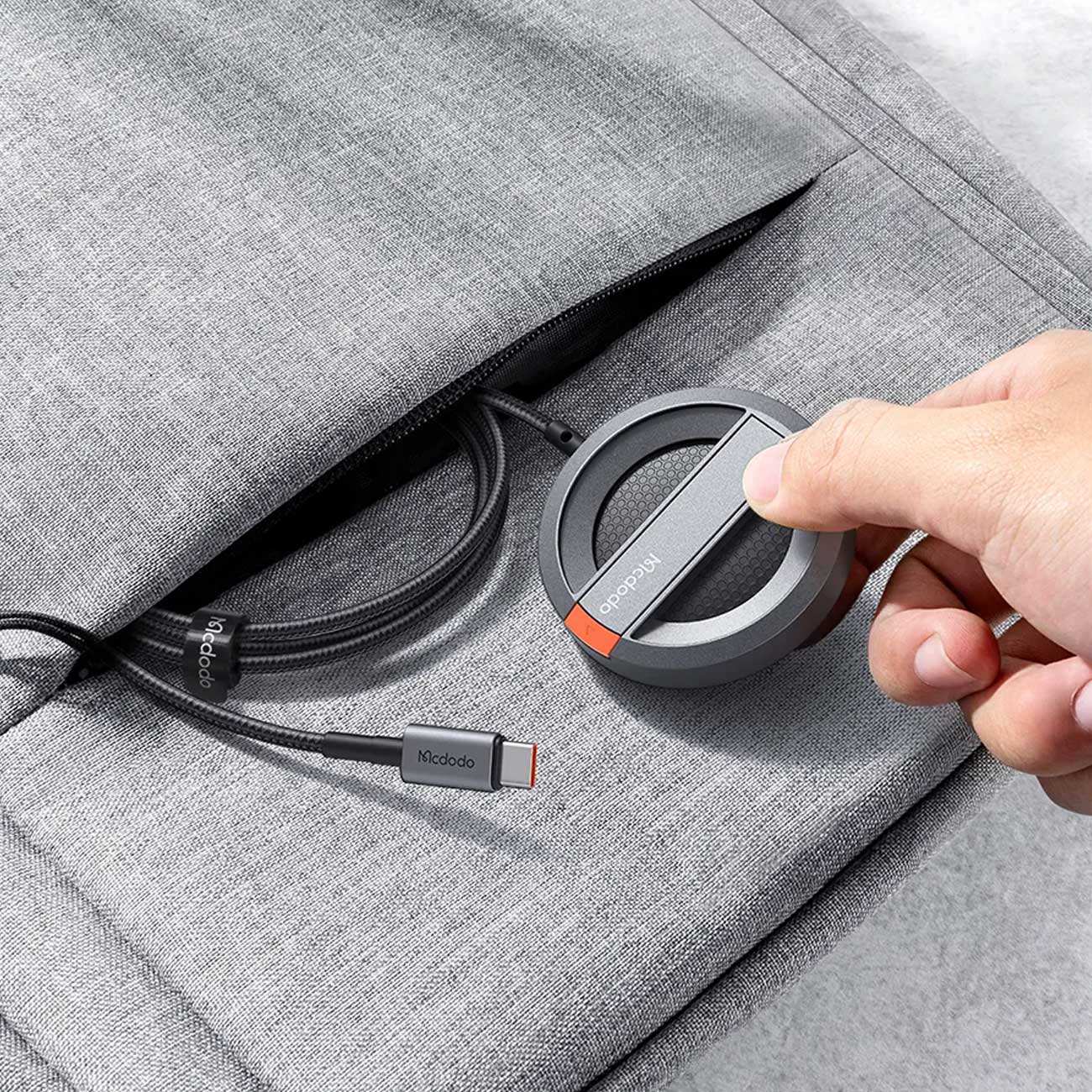 شارژر وایرلس مگنتی 15 وات و هولدر موبایل رومیزی مکدودو CH-550