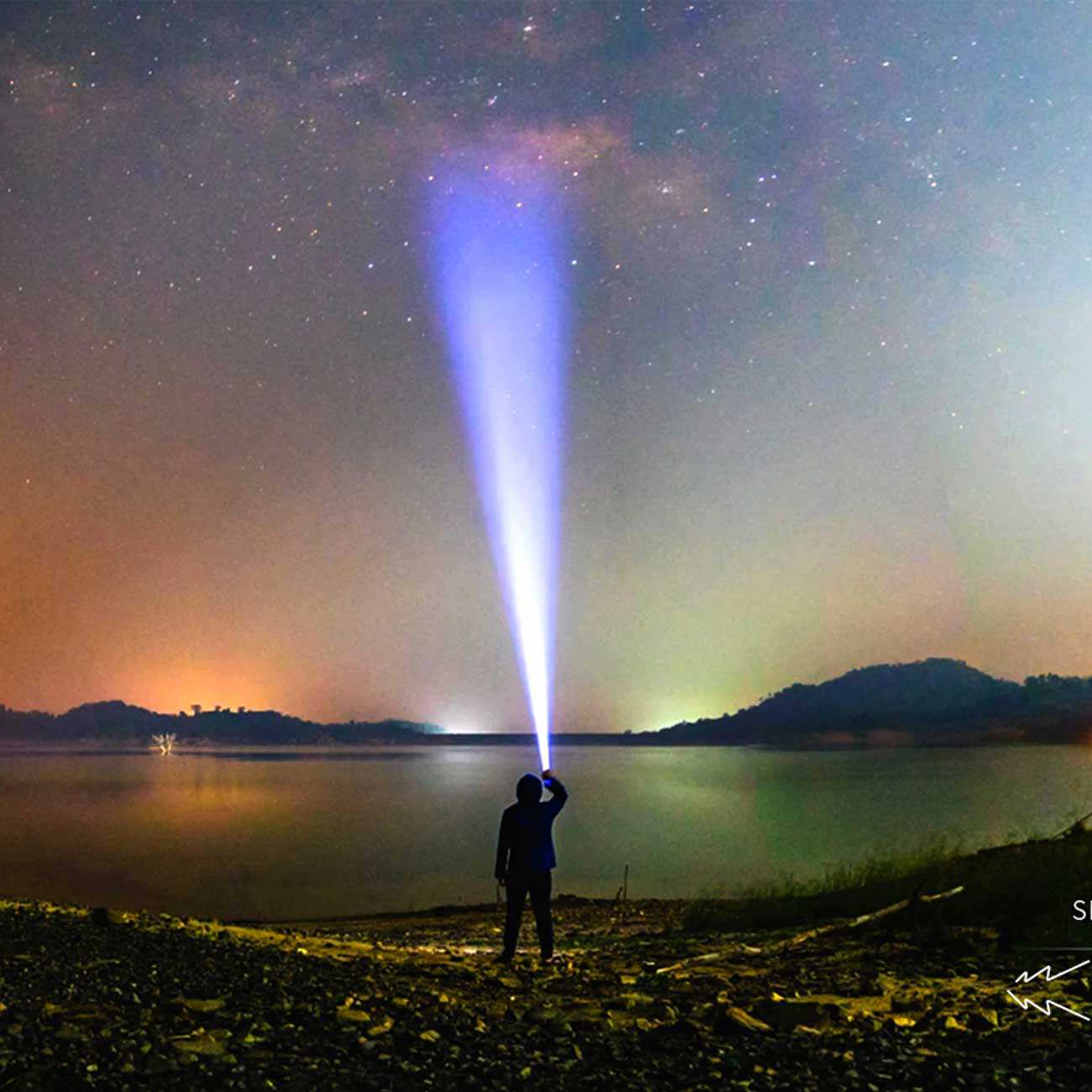 چراغ قوه ضدانفجار و ضدآب شارژی و پاوربانک اسمایلینگ شارک 887F