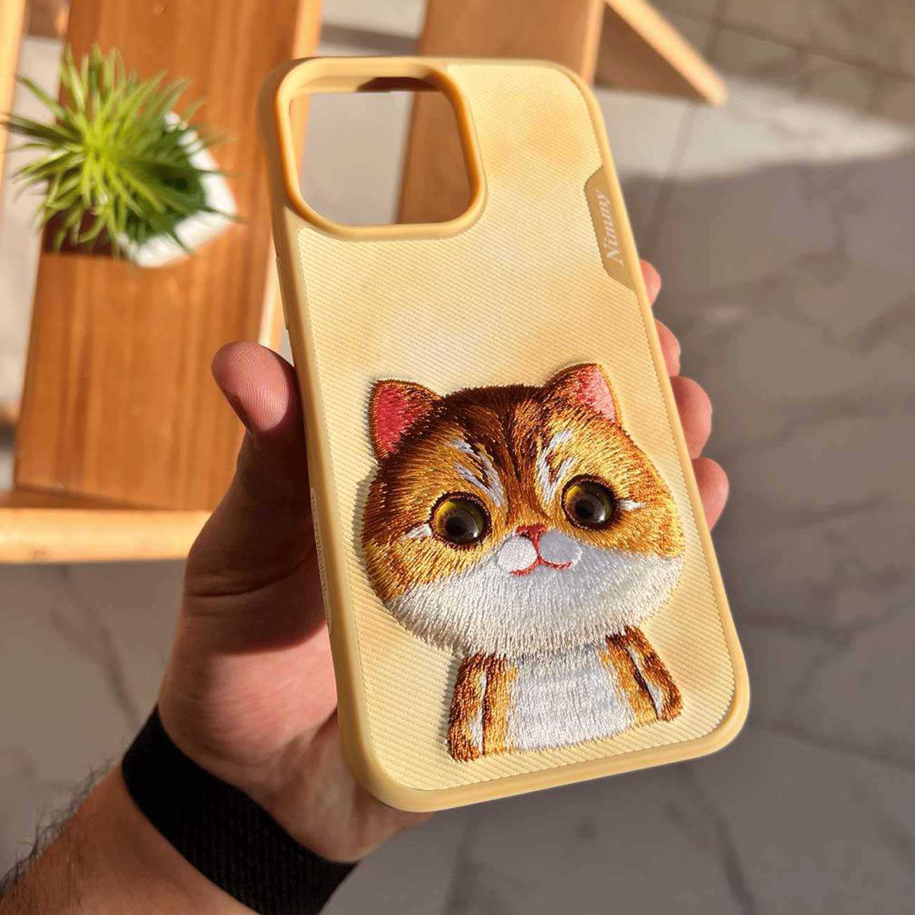 قاب محافظ گوشی آیفون 16 پرومکس طرح گربه با چشم متحرک نیمی