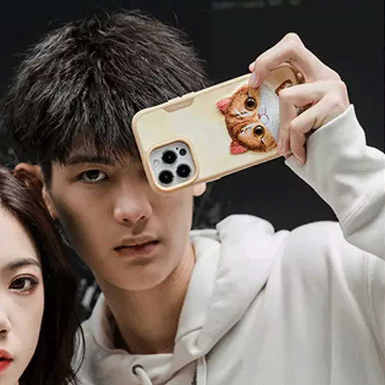 قاب محافظ گوشی آیفون 16 پرومکس طرح گربه با چشم متحرک نیمی