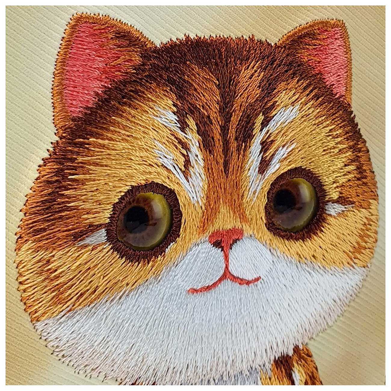 قاب محافظ گوشی آیفون 16 پرومکس طرح گربه با چشم متحرک نیمی