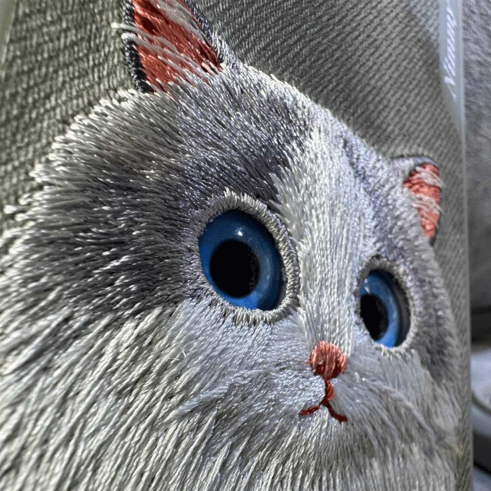 قاب گوشی آیفون 16 پرومکس طرح گربه ملوس با چشم متحرک نیمی 07