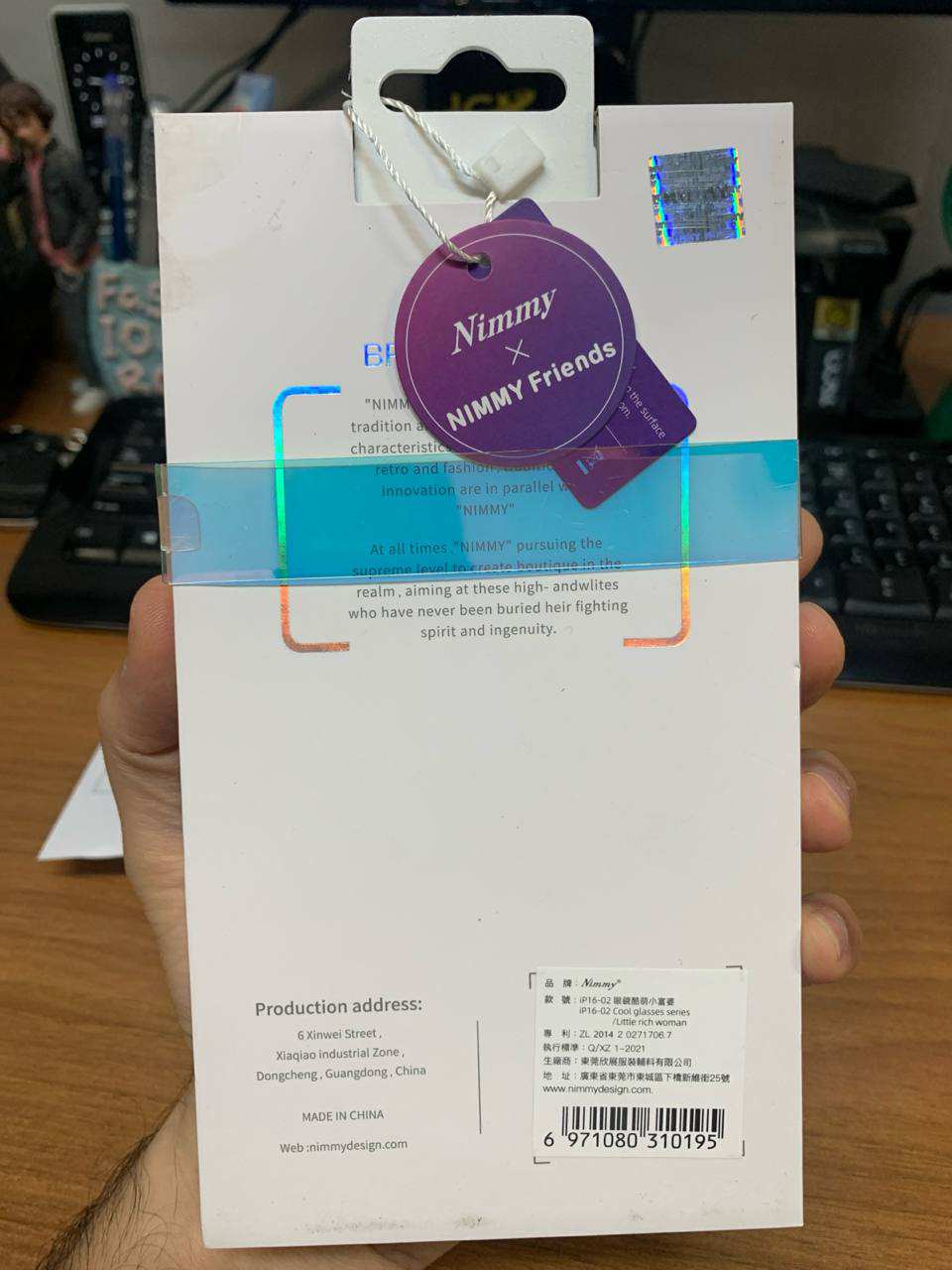 قاب گوشی آیفون 16 طرح سگ با عینک و گردنبند واقعی نیمی IP16-02