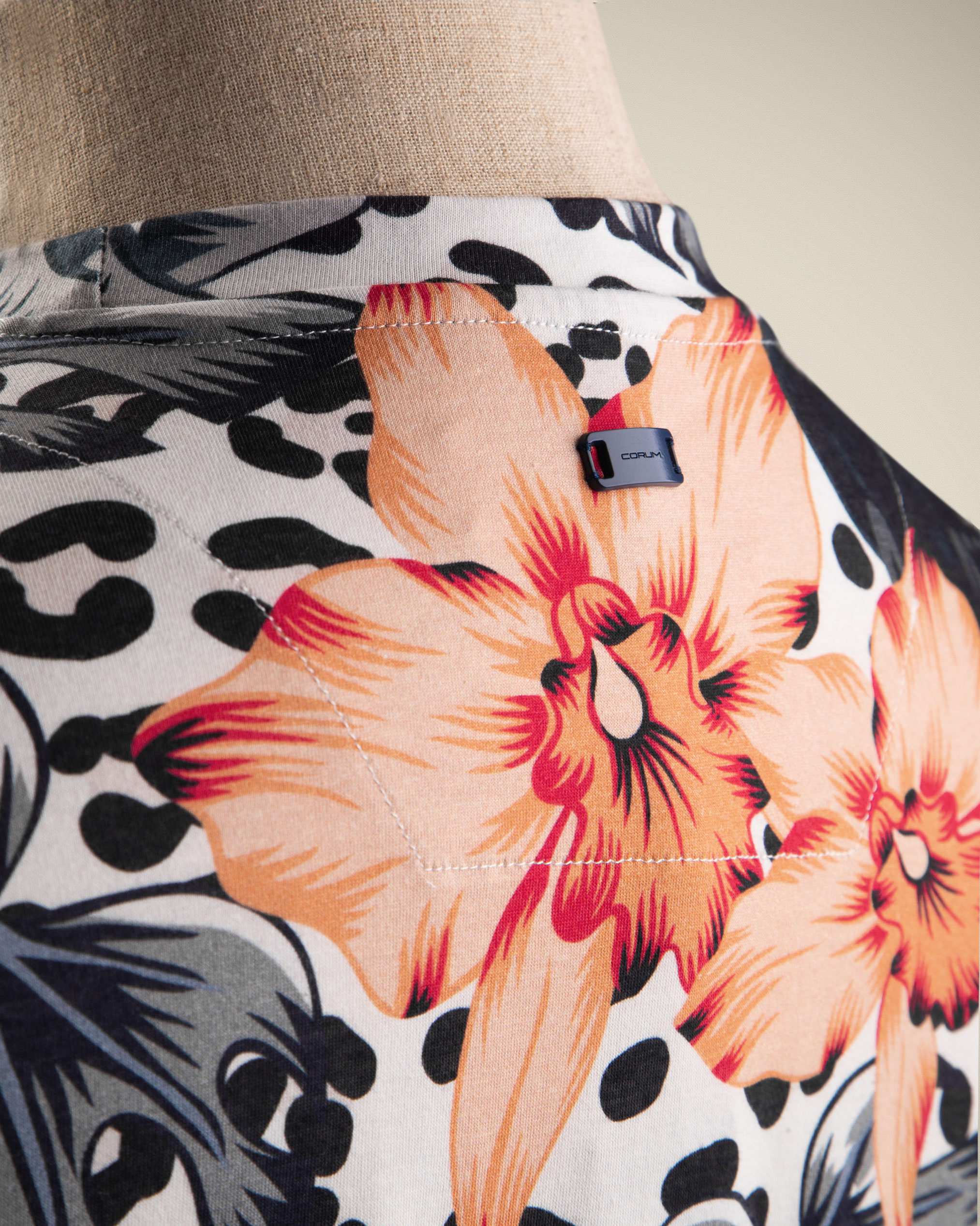 تی شرت طرح دار مردانه 2210608 کروم