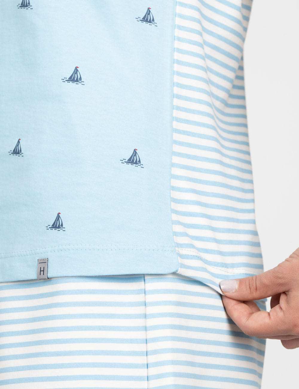 تی شرت زنانه آبی روشن هیوان heevan مدل راه راه و قایق کد 62725