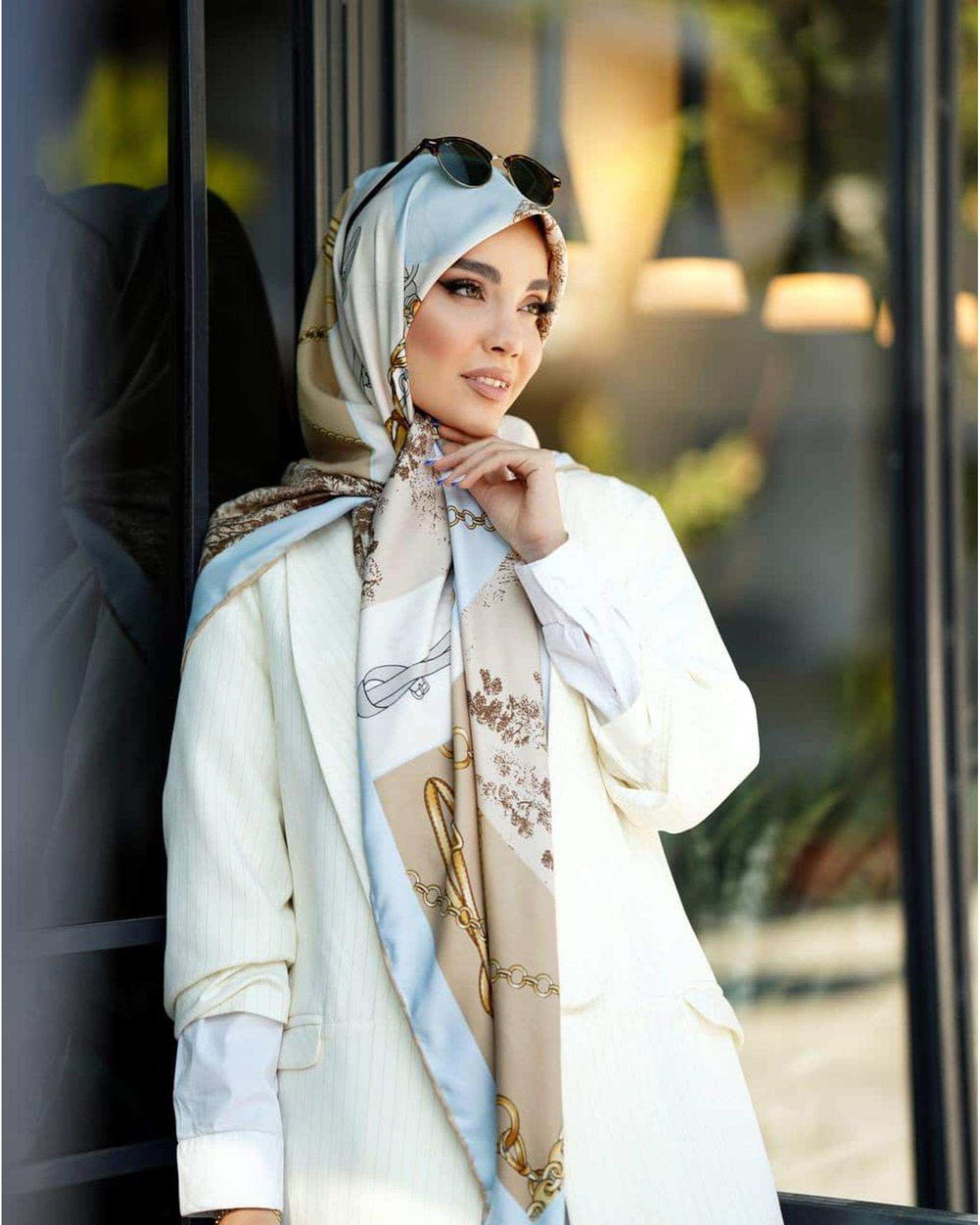 روسری زنانه ابریشمی دست دوز نسکافه ای GIDO طرح هرمس