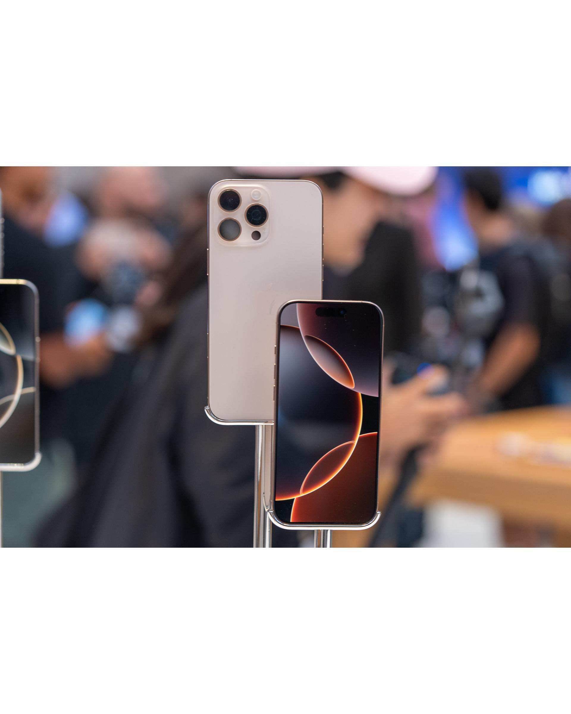 گوشی موبایل اپل مدل iPhone 16 Pro Max ZAA دو سیم کارت ظرفیت 512 گیگابایت و رم 8 گیگابایت رنگ Desert Titanium