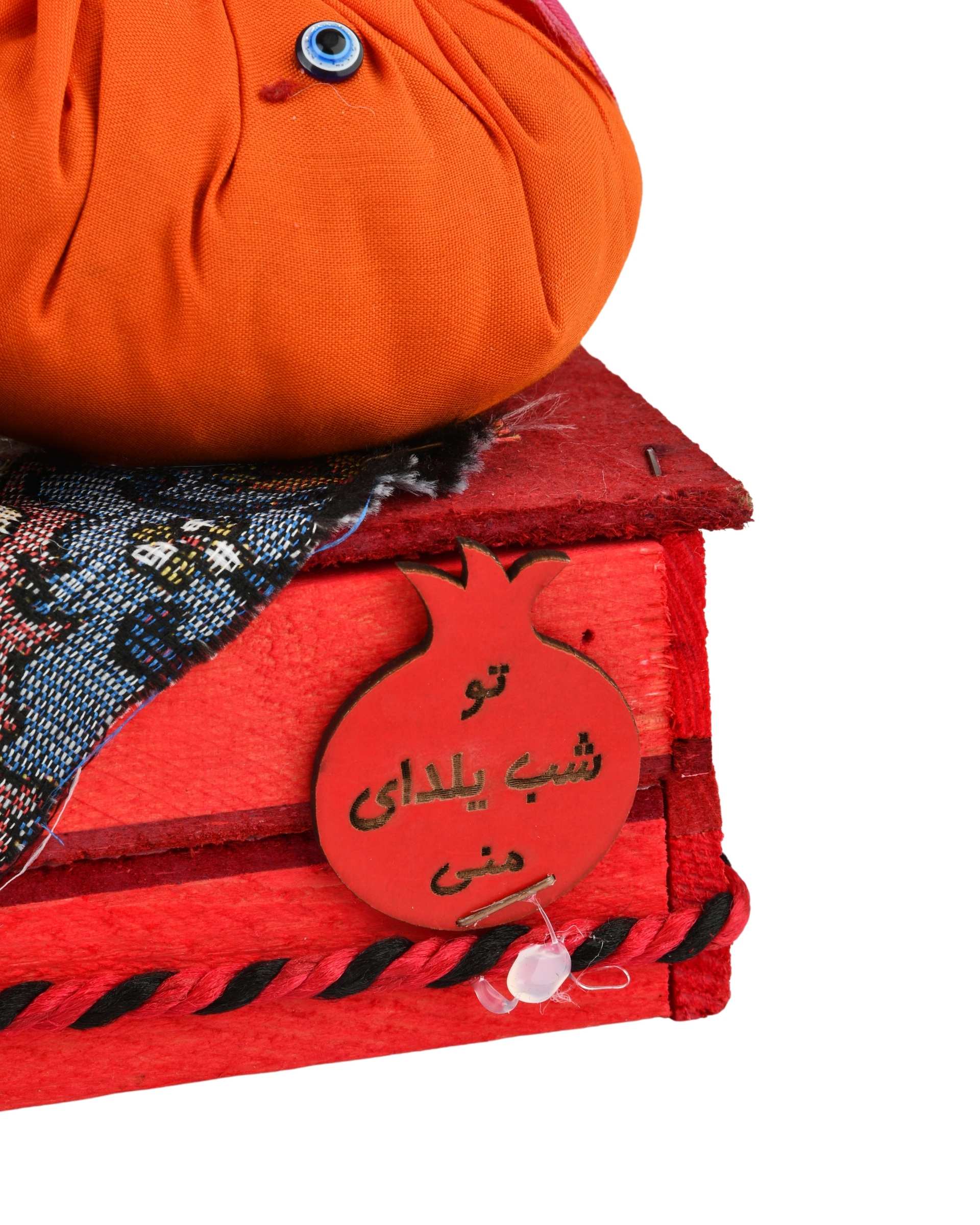 عروسک ننه جون و آقا جون به همراه باکس چوبی یلدا سنتی کد 5