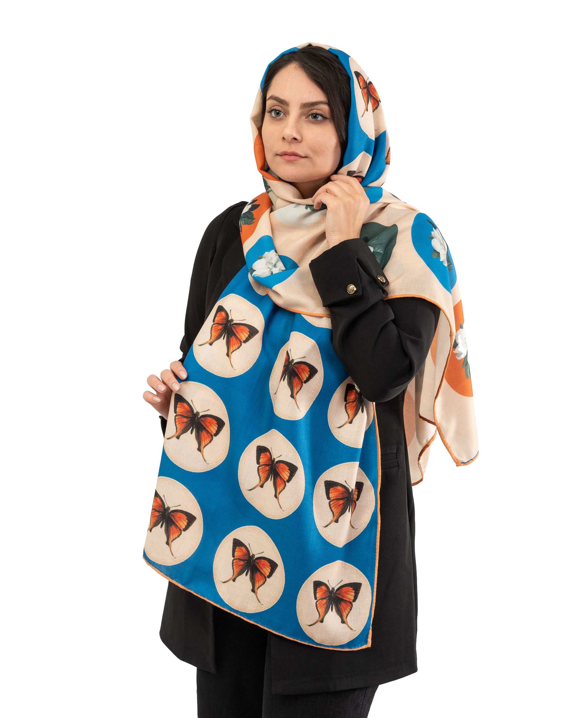 شال زنانه نخی دست دوز آبی کرم هرمه طرح گل و پروانه 
