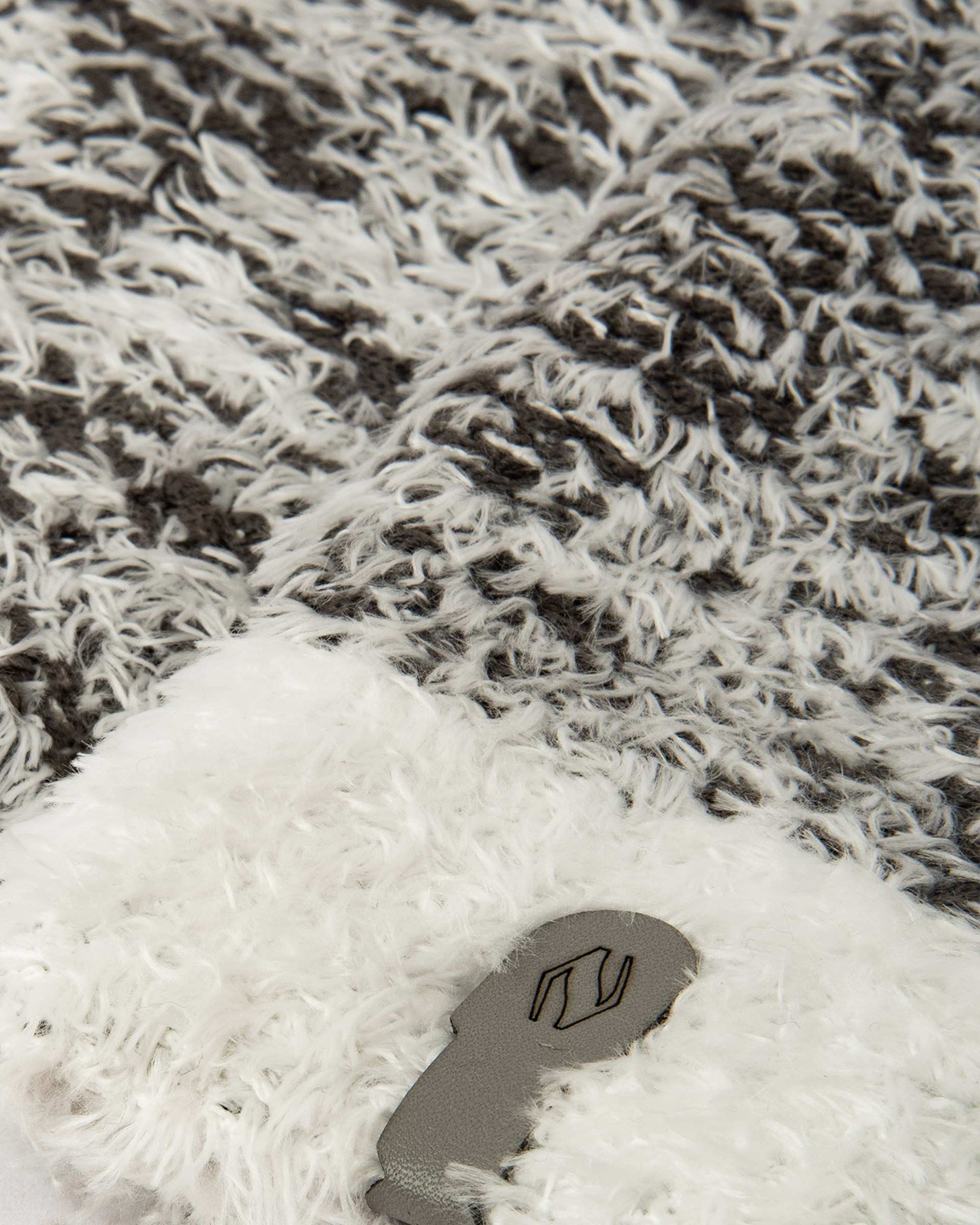 پاپوش زنانه بافت بلند مشکی سفید تارتن Tartan طرح مولینه